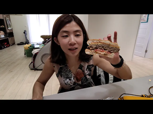 costco最新起司牛肉漢堡...老婆覺得好吃嗎?